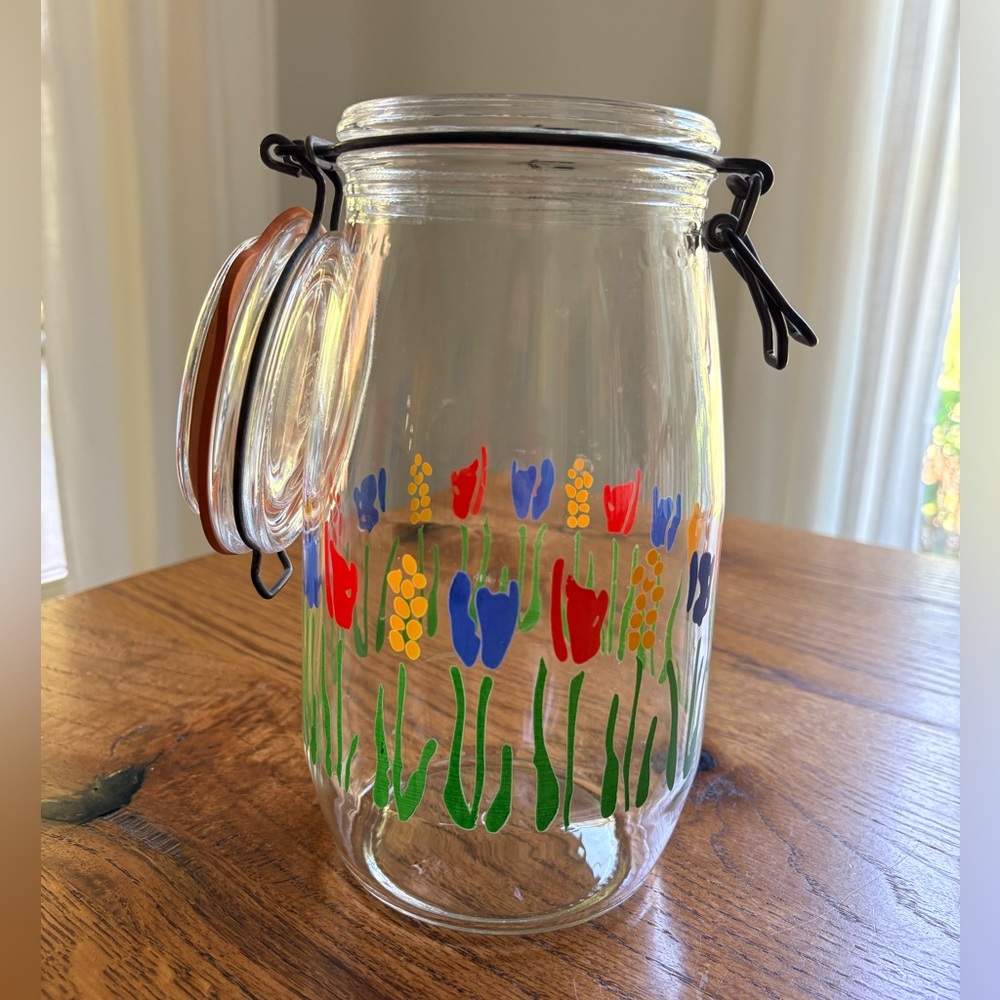 Vintage Arc 1.2L clamp jar with flowers- made in France- ~9 inches